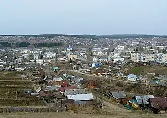 Центральная часть города, слева за храмом — завод. На ближнем плане — улицы Коминтерна и Зотова и русло реки Табунка между ними (2013 год)