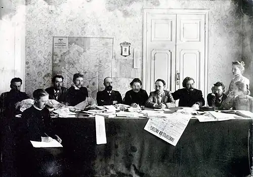 Максим Горький и журналисты «Нижегородского листка». Слева направо: А. Н. Шмит, И. В. Ермаков, Н. А. Скворцов, Ф. П. Хитровский, С. Д. Протопопов, Максим Горький, Е. М. Ещин, И. С. Гриневский, С. А. Духовской, Е. Д. Тихонравова, А. Д. Гриневская. Фото М. П. Дмитриева, 1899