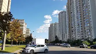 конец улицы: слева парная сторона улицы, справа — непарная