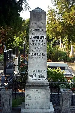 Памятник на могиле семьи Серво