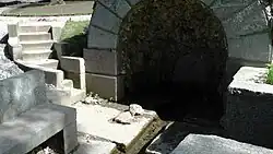 Грот-родник вблизи. Вид на лестницу и скамью