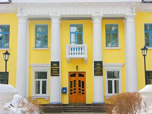 Вид на центральный вход. 2010 год