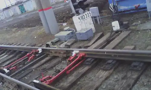 Слева — стрелочный перевод с дистанционным электрическим управлением, справа — с ручным (Россия)