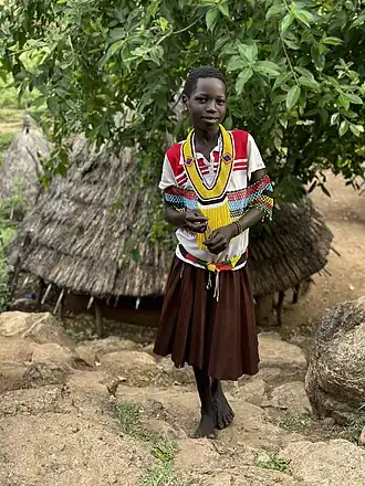 Девушка из народа лотуко в праздничной одежде