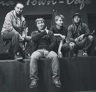 Современный состав группы «Мёртвые Дельфины» (2015 год) — слева направо: Владимир Ванцов, Артур Ацаламов, Иван Дорохов и Сергей Черкасов