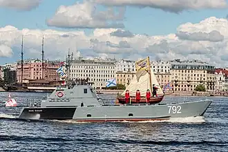 Десантный катер «Иван Пасько» с ботиком Петра I