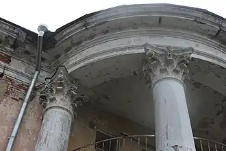 Детали полукруглого портика