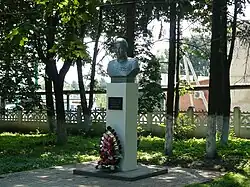 Памятник Н. С. Алпатову в центре Детчина.