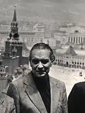 Е. И. Дешалыт на фоне диорамы Москва — столица СССР