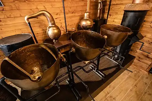 Макет дистиллятора нефти, на котором был дистиллирован керосин Иоганном Зегом