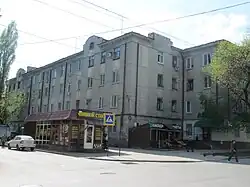 Дома 8 марта корпус 3 (вид с перекрёстка)