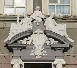 File:Дом Бендера — скульптуры над входом