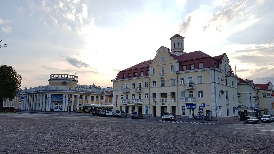 Здание гостиницы «Десна» (справа) и здание кинотеатра имени Н. А. Щорса (слева)