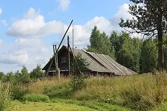 Дом и колодец "Журавль" в деревне Шашково
