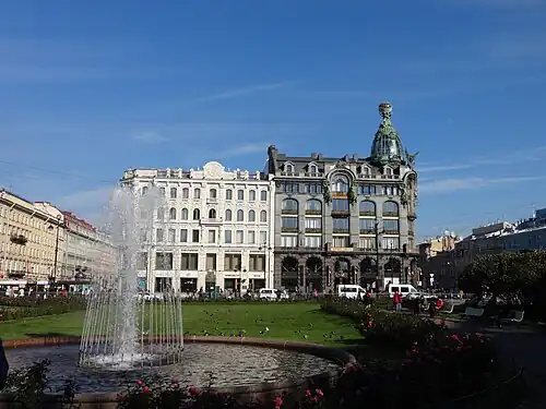 Фонтан в Казанском сквере на фоне дома Гансена и дома компании «Зингер» (Дома книги)