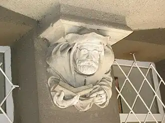 Покровский под балконом второго этажа (слева)