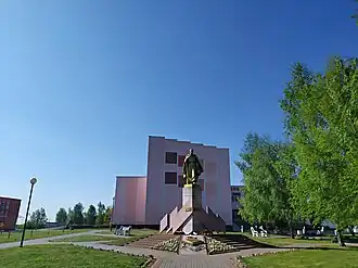 Дом культуры и памятник павшим во Второй Мировой