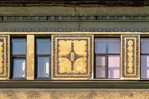 Орнамент на верхнем этаже