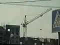 Строительство 11-этажного жилого дома на Площади Маркса краном с поднятой под углом балочной стрелой. Июнь 2005