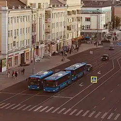 Автобусы компании «Транспорт Верхневолжья», пришедшие в 2020 году на смену троллейбусам и маршрутным такси, на Тверском проспекте. На 2025 год это единственный вид транспорта в городе.