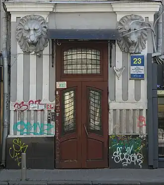 Львиные маскароны на входе