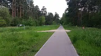 Жулебинский заказник.Вид от Привольного пруда в сторону МКАД. Слева от заасфальтированной тропинки проложен магистральный нефтепровод «Ярославль — Москва».