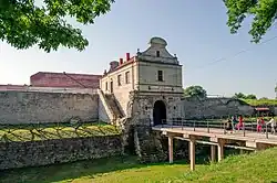 Надвратная башня и предзамковый ров