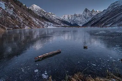 Озеро подо льдом