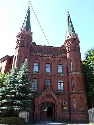 Главный вход в госпиталь Святого Георга в 2013 году