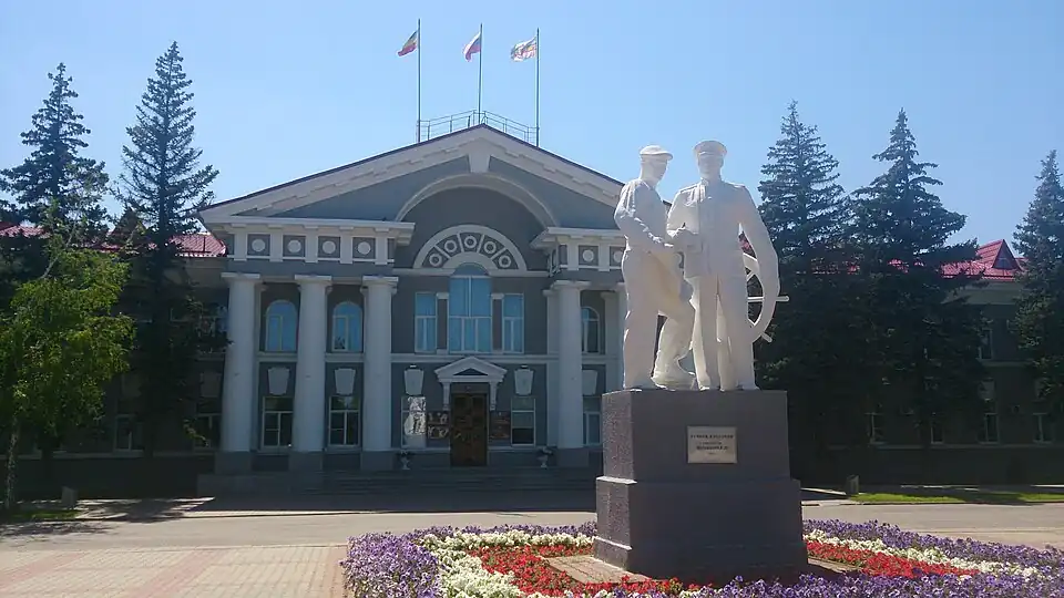 Волгодонск. Памятник «Речник и Рабочий»