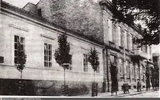 Здание гимназии справа