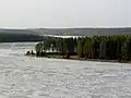 Лёд рано весной на поверхности водохранилища