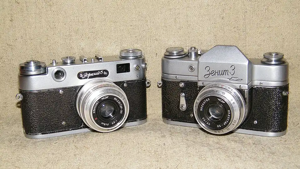 Однообъективный зеркальный фотоаппарат «Зенит-3» (1960—1962)унифицирован по многим узлам с «Зорким-5»
