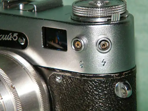 «Зоркий-5» оснащён двумя синхроконтактами.