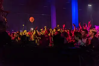 Зрители у главной сцены