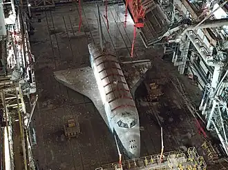 Буря в заброшенном ангаре