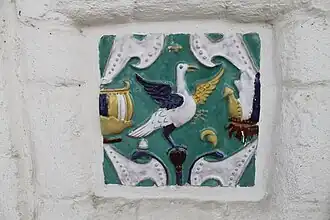 Изразец на фасаде.