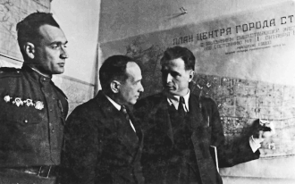 Майор И. Е. Фиалко (крайний слева) с коллегами у Генерального плана города Сталинград