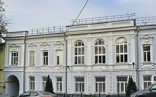 Новый пристрой с аркой проезда, расположенный слева от старого особняка Бочкарёвых