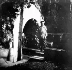 Император Николай II у грота в Александровском парке/ Фотография начала XX века