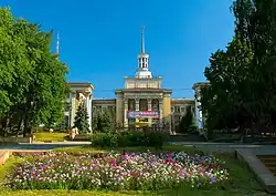 Здание Института культуры и искусств Луганского национального университета на Красной площади