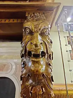 Элемент украшения камина