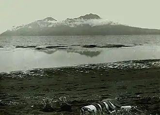 Вулканы Чирип (слева) и Богдан Хмельницкий (справа). Остров Итуруп.