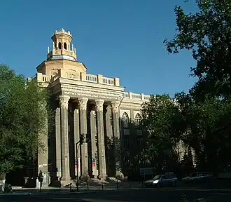 Здание Кыргызского экономического университета на улице Тоголок Молдо