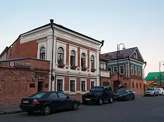 Главный дом (слева) и флигель (справа), вид с улицы