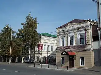 Усадьба Сайдашева: главный дом (слева) и флигель (справа)