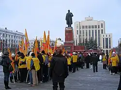 Активисты партии «Справедливая Россия» готовятся к началу шествия, 30 ноября 2007 года