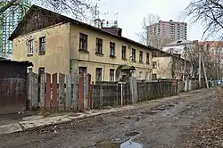 Двухэтажные жилые дома конца 1950-х - начала 1960-х годов: ул. Карбышева, 14 и 12 (апрель 2021)