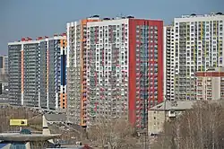 Жилые комплексы «Легенда» (на переднем плане) и «Голливуд» (слева на заднем плане)