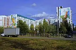 Муралы, посвящённые роману А. С. Абсалямова «Белые цветы»: герой романа Мансур «несёт» белые цветы своей любимой — Гульшагиде Сафиной